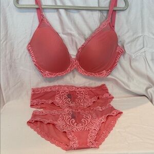 NWOT Natori Feathers Salmon Pink Lace Bra and 2 Panty Set